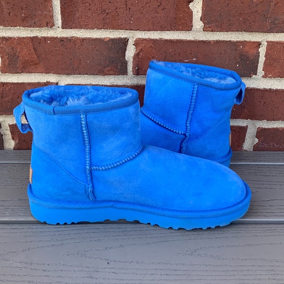 UGG Classic Mini Shearling Lined Boots - Picture 10 of 11